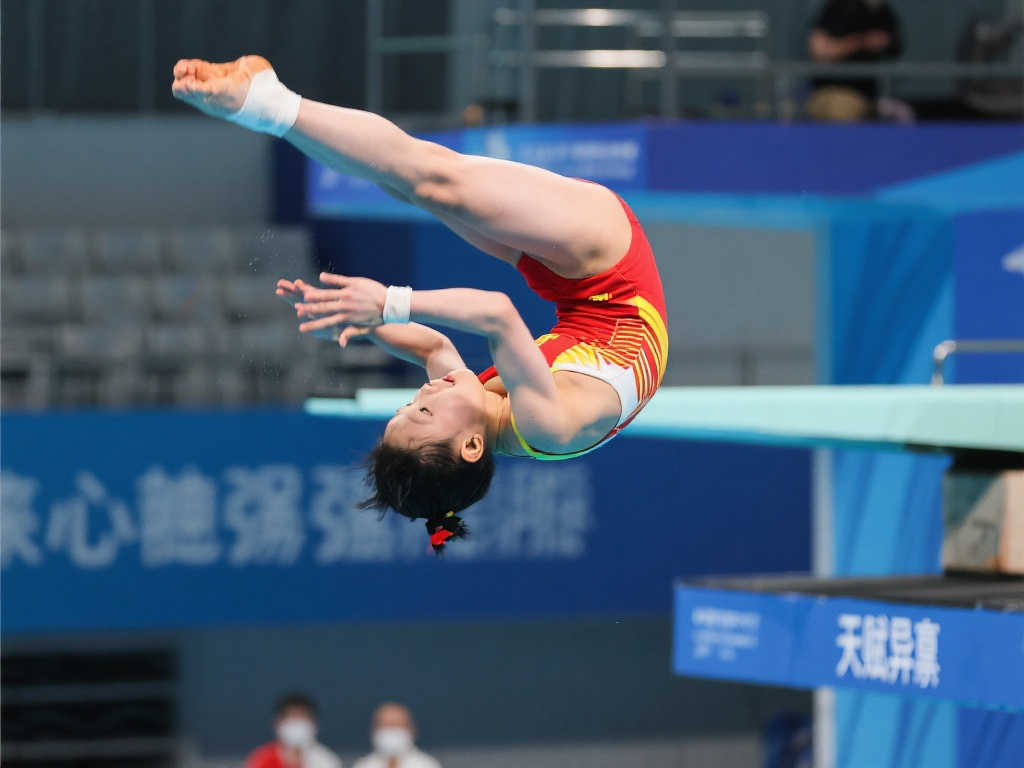 在球场上创 在球场上创